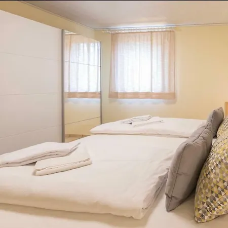 דירה Awad's Yellow רוסט