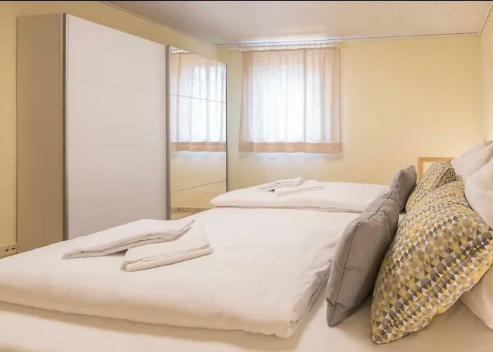 شقة Awad's Yellow روست